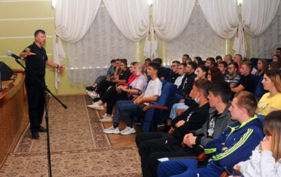 Для студентів Податкового університету патрульні Київщини провели лекції з питань безпеки дорожнього руху