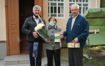 Ректор Університету та голова Ради ветеранів привітали Валентину Кулініч із Днем ветерана та прийдешнім святом освітян