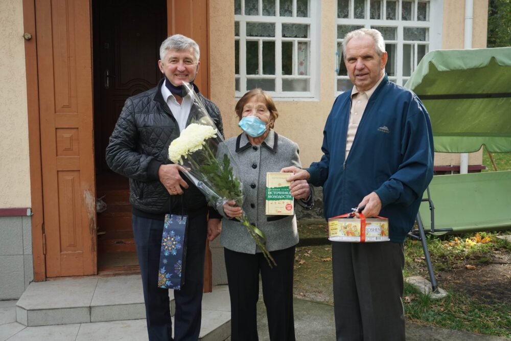 Ректор Університету та голова Ради ветеранів привітали Валентину Кулініч із Днем ветерана та прийдешнім святом освітян